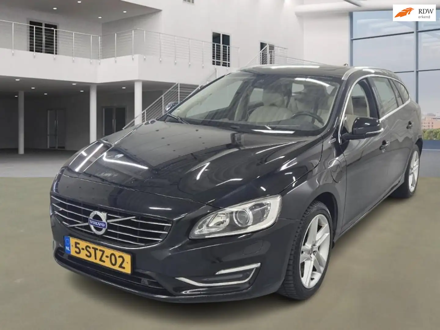 Volvo V60 2.4 D6 AWD Plug-In Hybrid Summum / Auto rijdt prim Zwart - 1