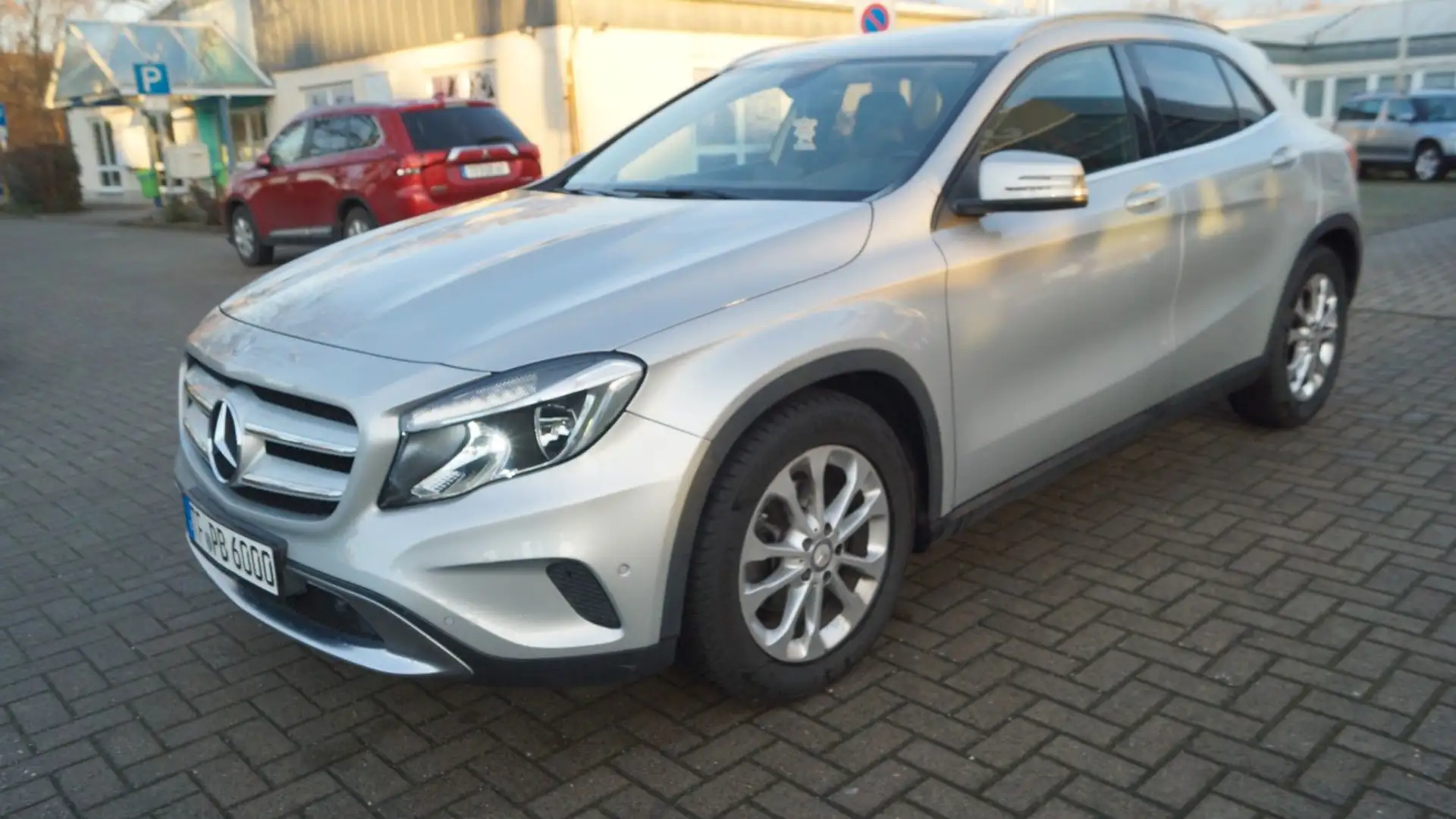 Mercedes-Benz GLA 200 CDI Automatik / Navi / Tempomat Silver - 1