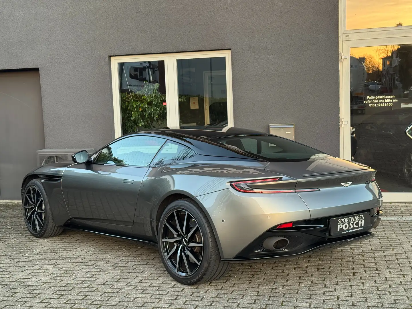 Aston Martin DB11 DB11 V8 Coupe Service & Garantie neu Gris - 2