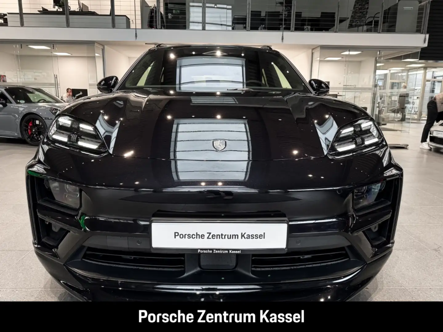 Porsche Macan Turbo Electric Schwarz - 2
