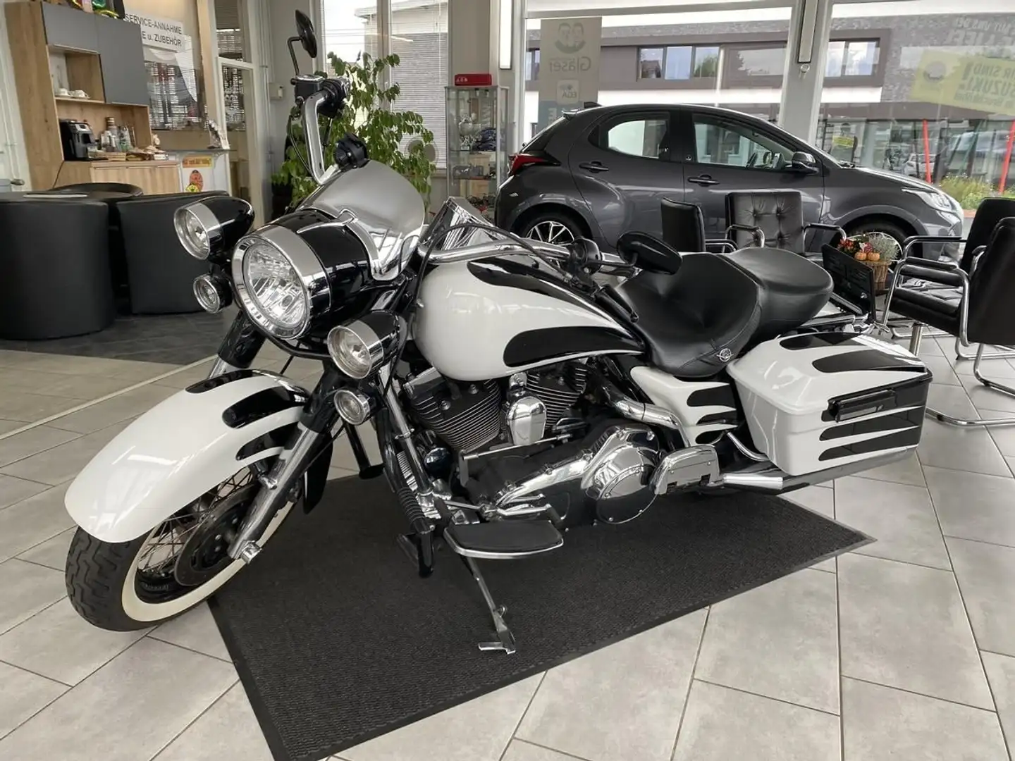 Harley-Davidson Road King Police Wit - 2