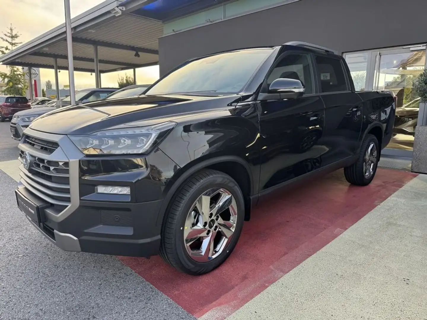 KGM Musso KGM Grand Premium 2,2 e-XDI Diesel AT 4x4 Schwarz - 1