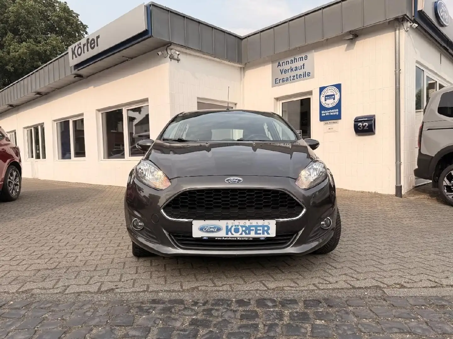 Ford Fiesta Celebration Gris - 2