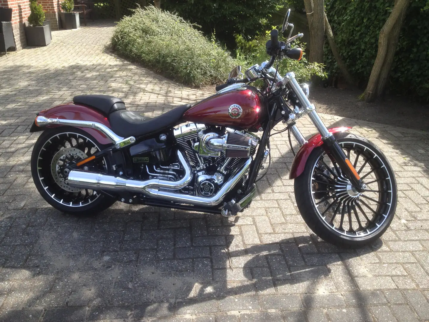 Harley-Davidson Breakout Softail FXBS Rojo - 1