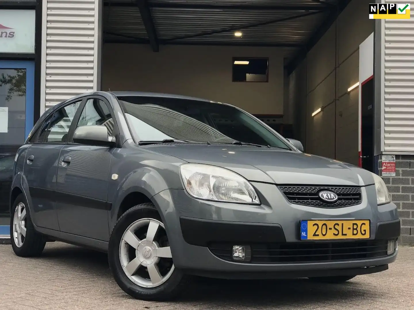 Kia Rio 1.6 CVVT X-ecutive |5-Drs|Clima|NAP Grijs - 1