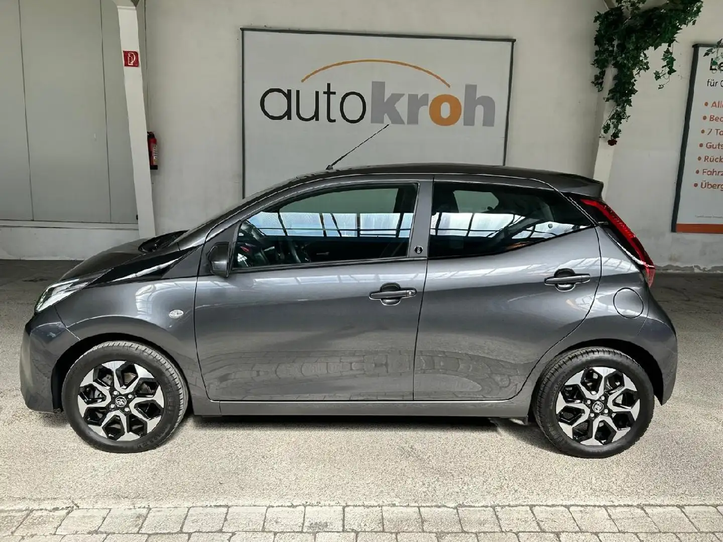 Toyota Aygo x-play Team D Automatik Grau - 2