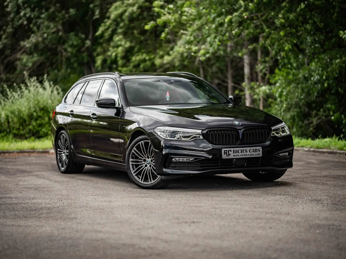 BMW 520 520d xDrive Touring Aut. Sport Line Zwart - 1