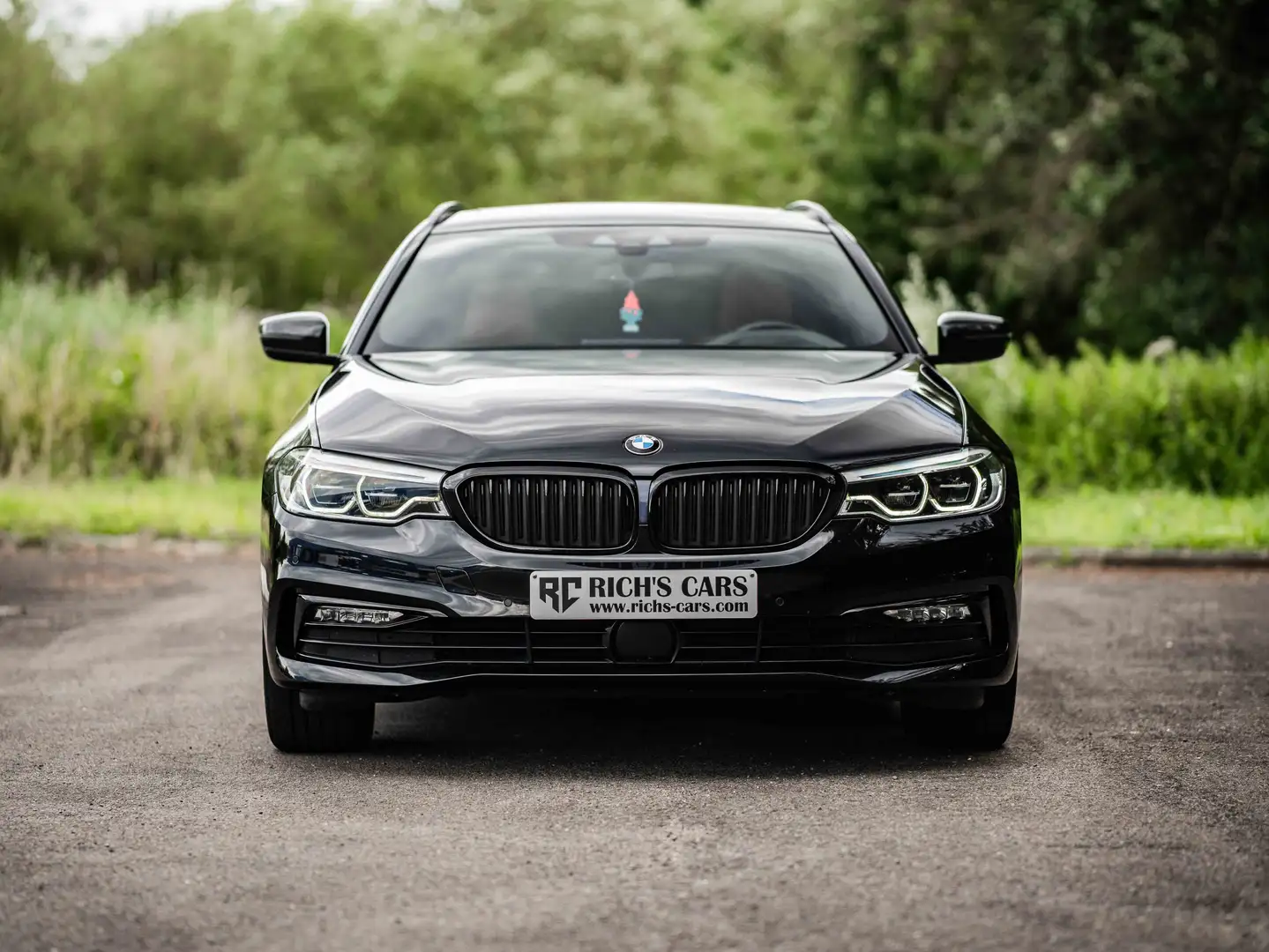 BMW 520 520d xDrive Touring Aut. Sport Line Zwart - 2