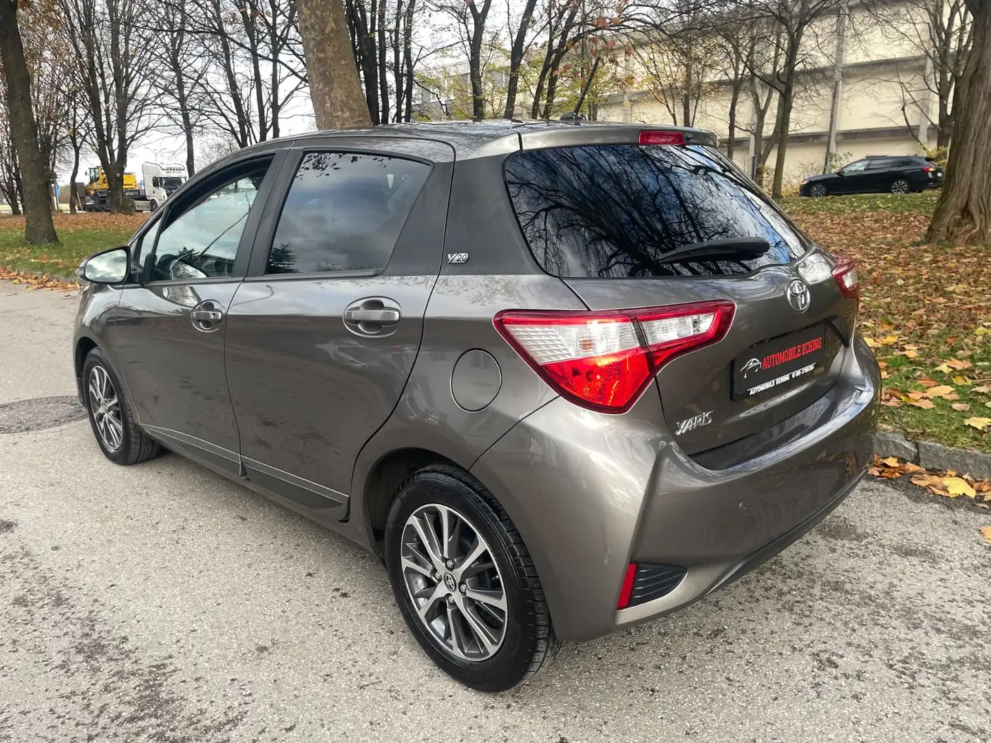 Toyota Yaris 1.5 Y20 Kamera*Navi/CarPlay*Klima*EU6* Gris - 2