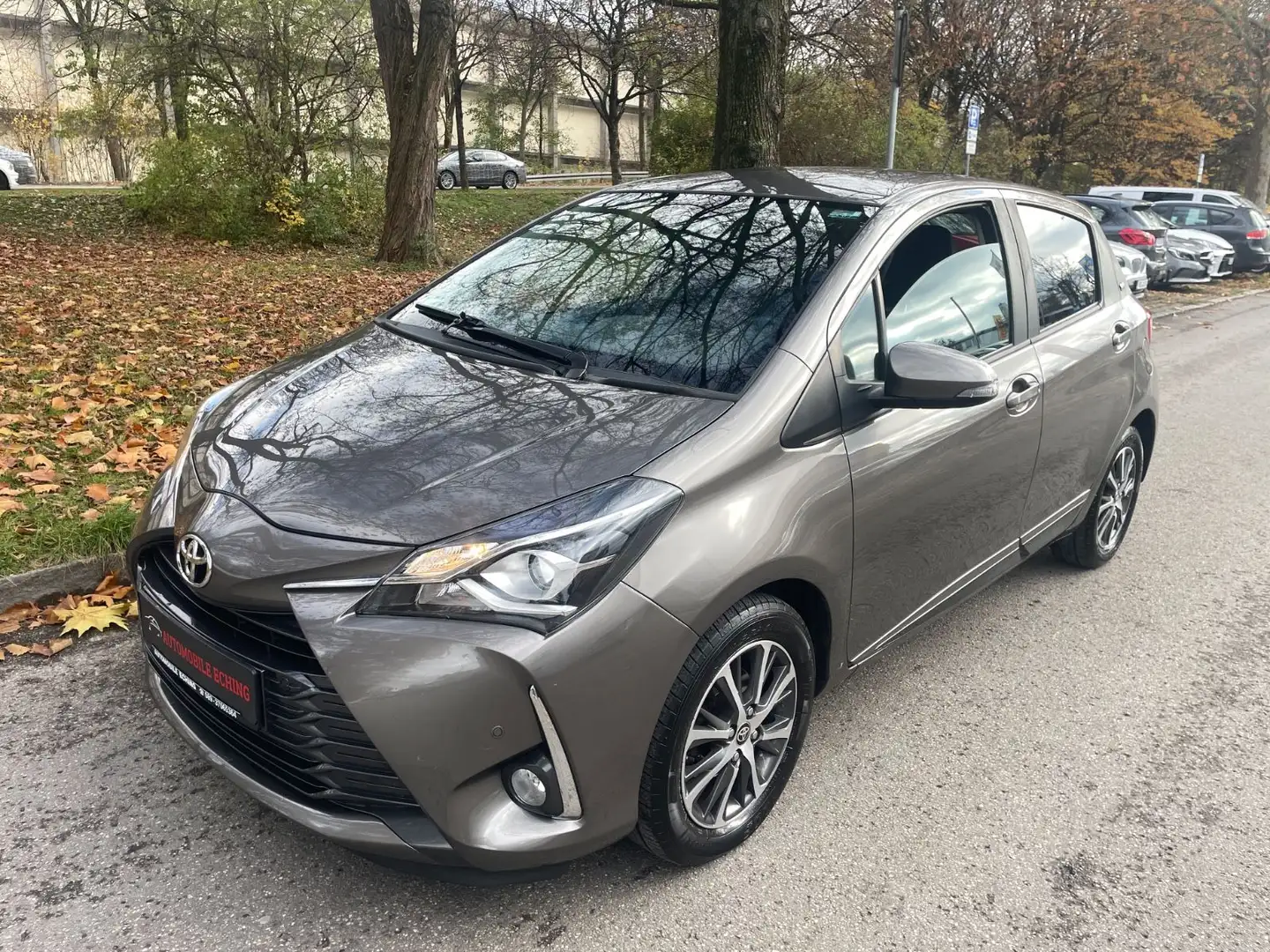 Toyota Yaris 1.5 Y20 Kamera*Navi/CarPlay*Klima*EU6* Gris - 1