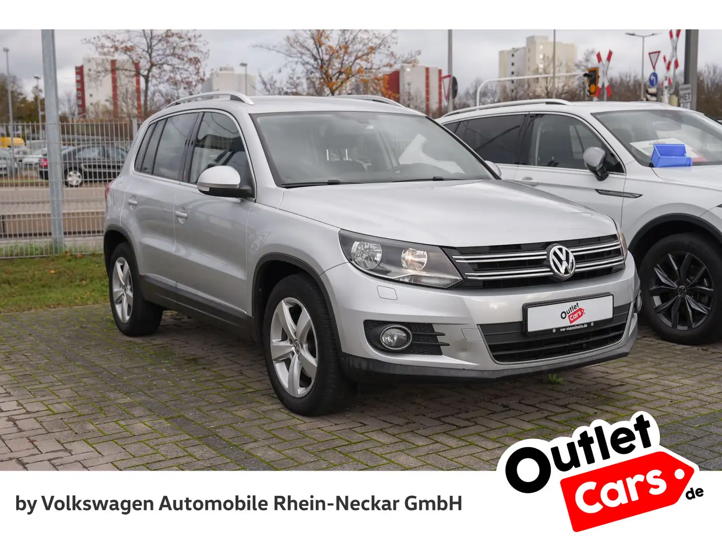 Volkswagen Tiguan 2.0 TDI Sport & Style Navi AHK PDC uvm Silber - 2