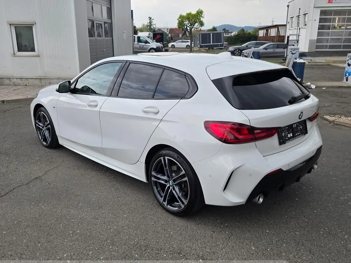 BMW 118 118 d M Paket*Rückfahrk. *Panoramad.*Abstandst* Weiß - 2