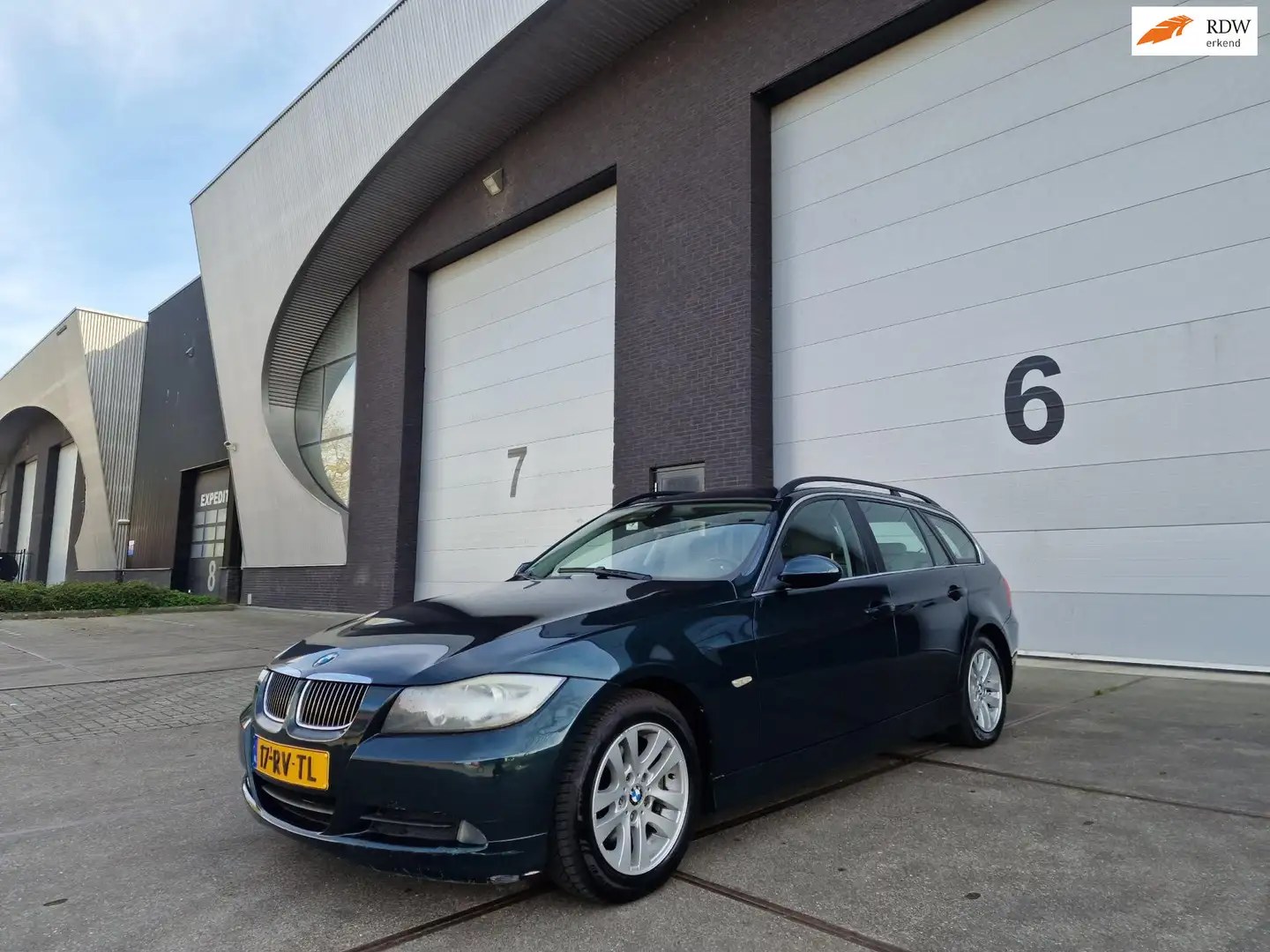 BMW 325 3-serie Touring 325i Dynamic Executive AUT NAVI PS Groen - 1