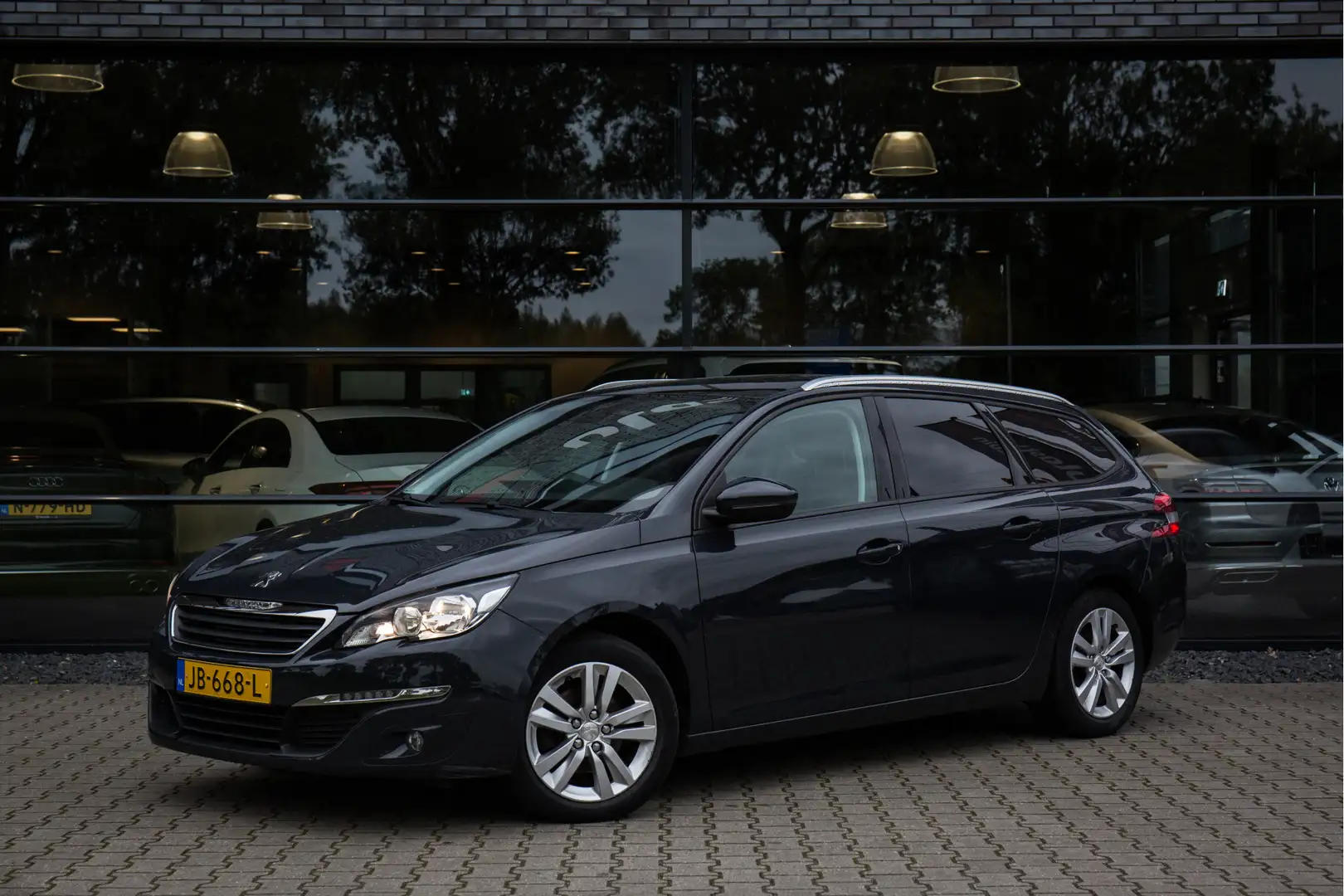 Peugeot 308 SW 1.2 PureTech Blue Lease Executive OLIEVERBRUIK! Grijs - 2