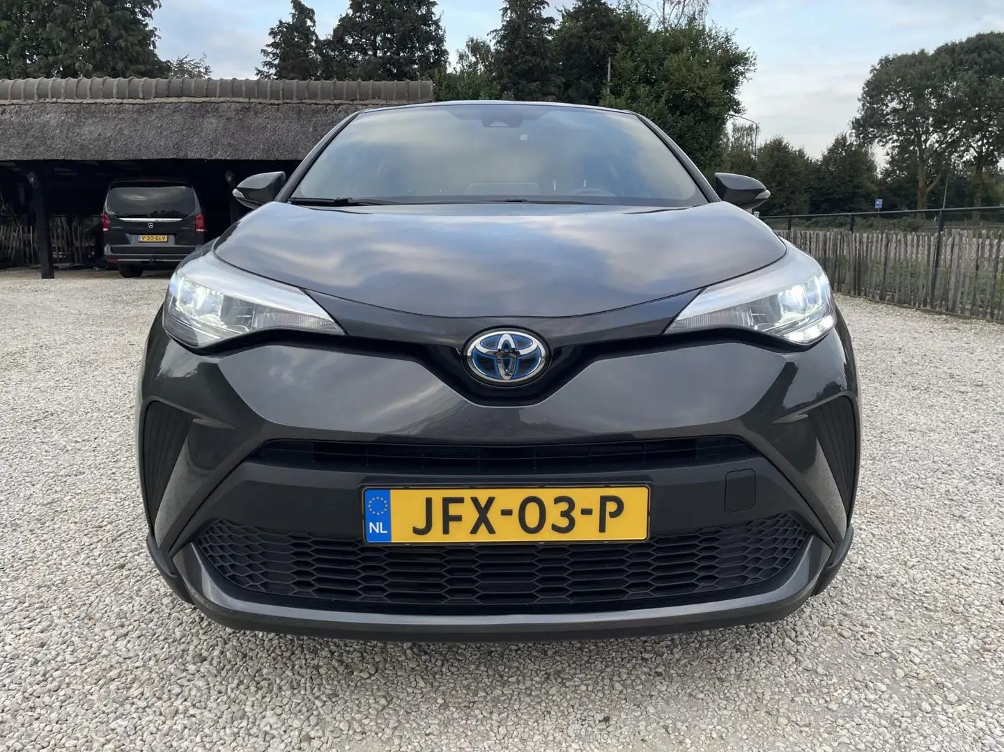Toyota C-HR 1.8 Hybrid Active ACC, LED, 1e eig. Toyota garanti Grijs - 2