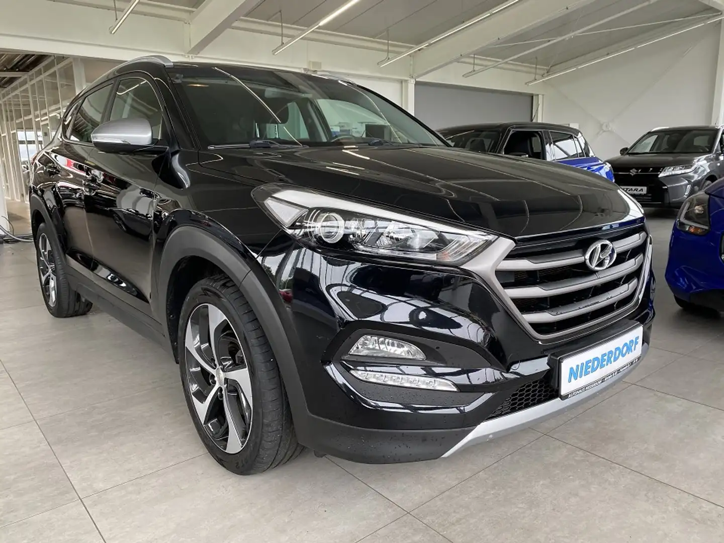 Hyundai TUCSON 1.6 Turbo AHK NAVI AUTOMATIK ADVANTAGE Schwarz - 1