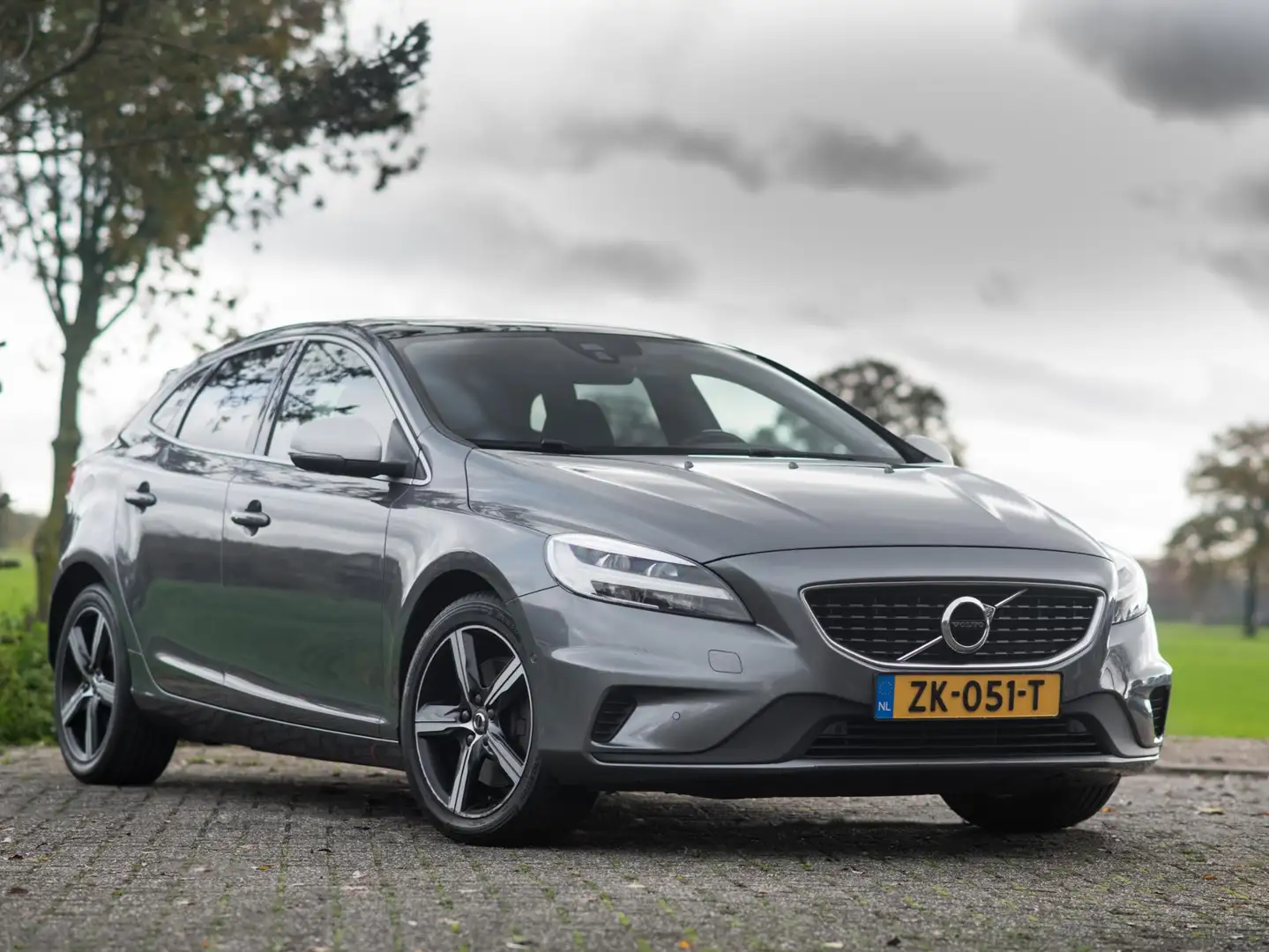 Volvo V40 1.5 T3 R-Design Pano H&K Keyless Cruise Grijs - 1