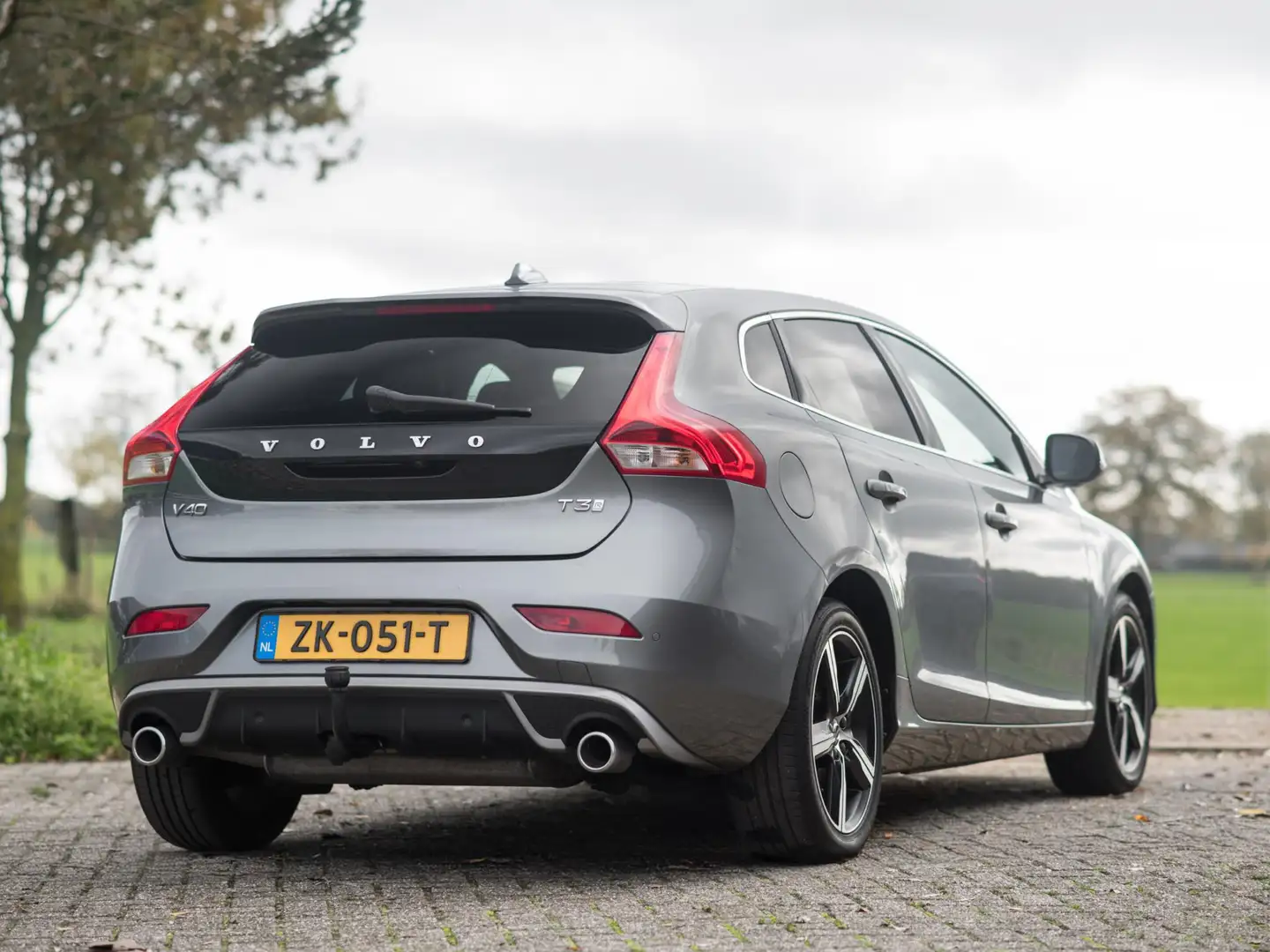 Volvo V40 1.5 T3 R-Design Pano H&K Keyless Cruise Grijs - 2