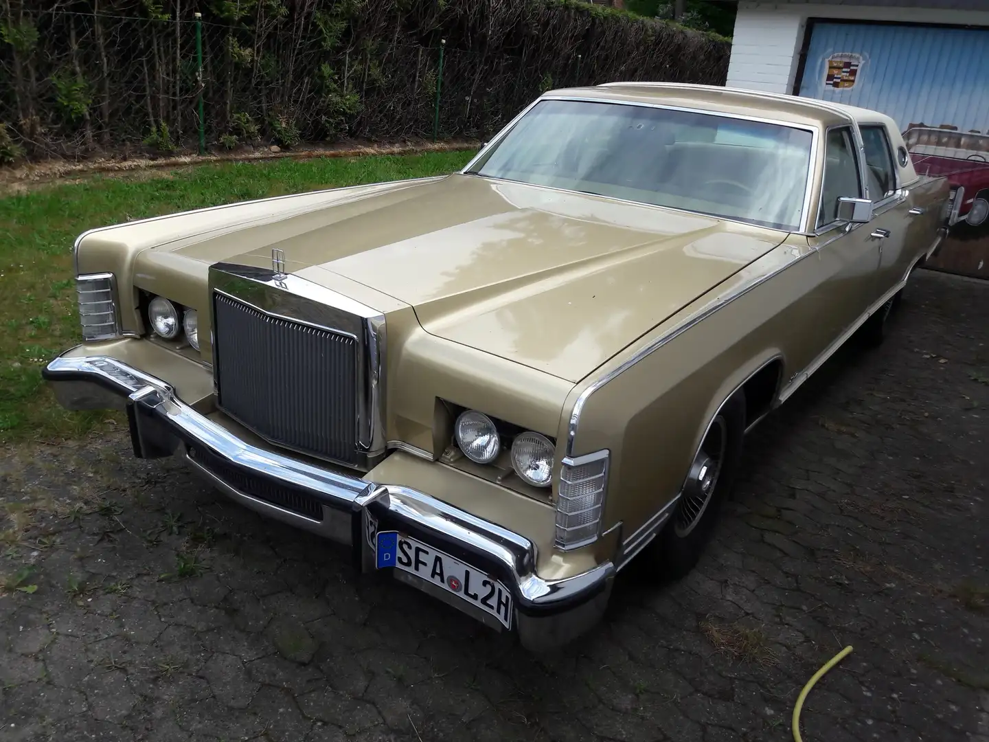 Lincoln Continental Tow Car Gold - 1
