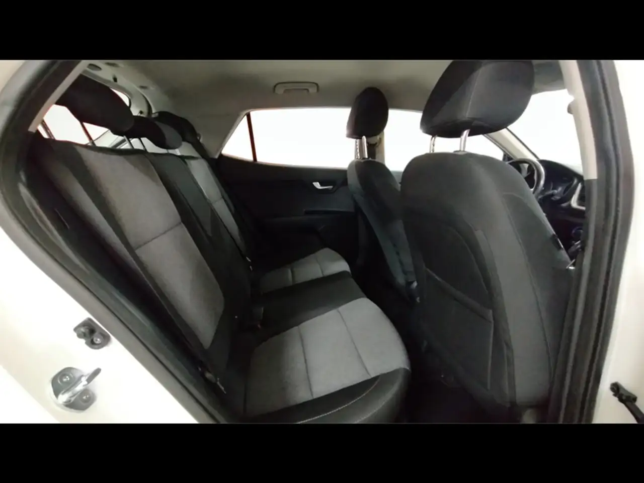 Kia Stonic 1.2 DPi GPL Urban Techno&Design Pack 12