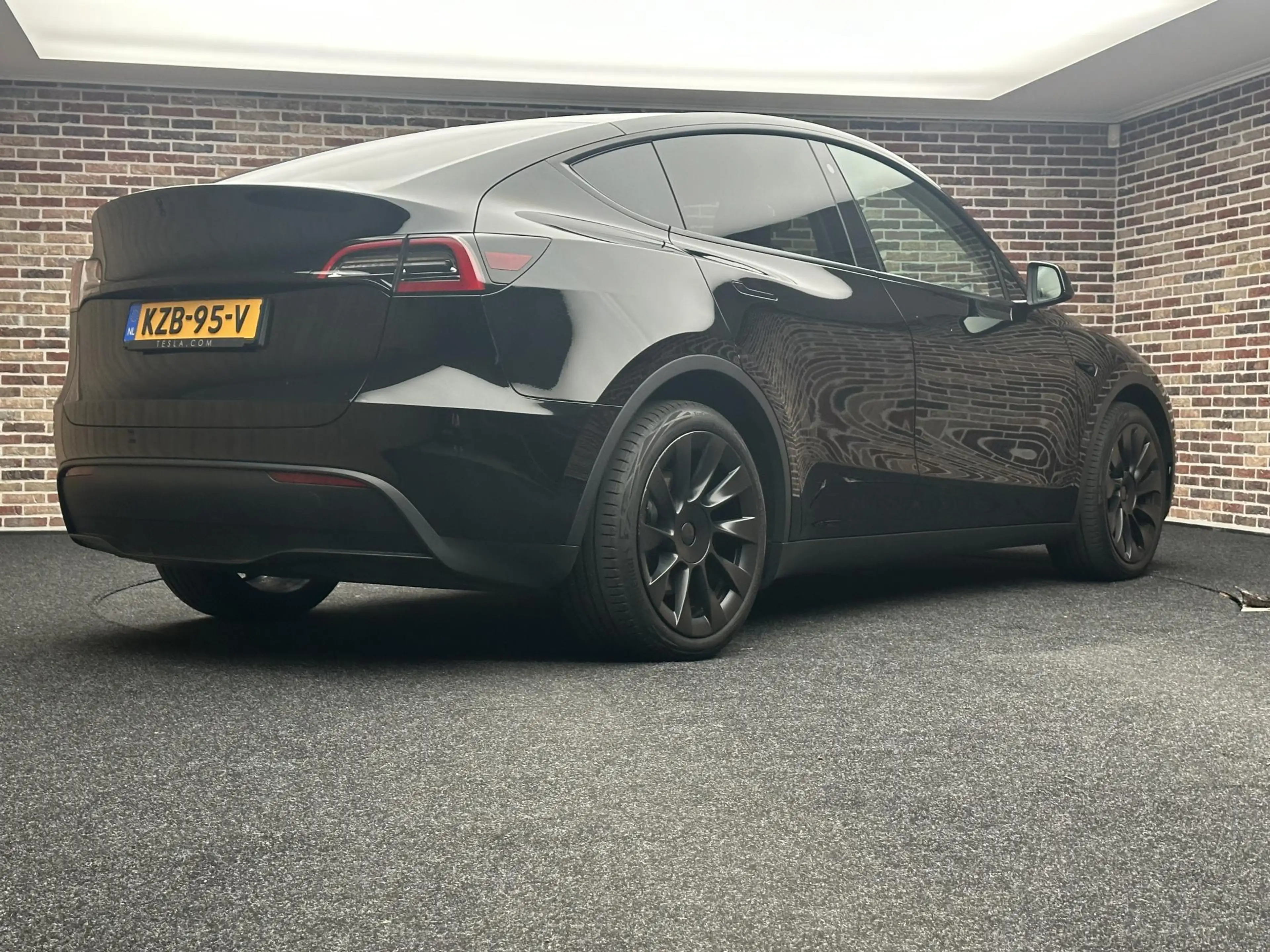 Tesla Model Y Long Range AWD 75 kWh — photo 30
