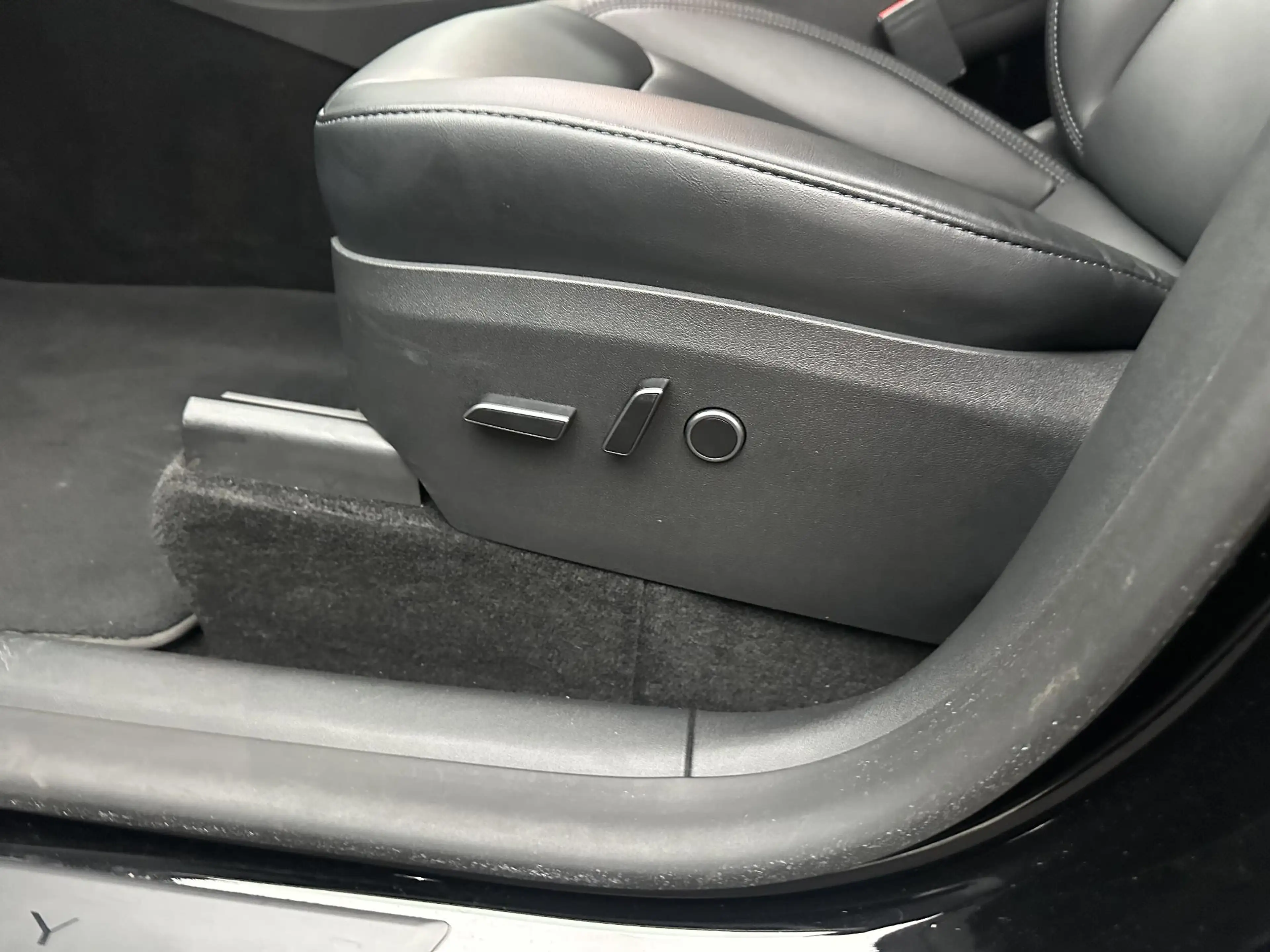 Tesla Model Y Long Range AWD 75 kWh — photo 14