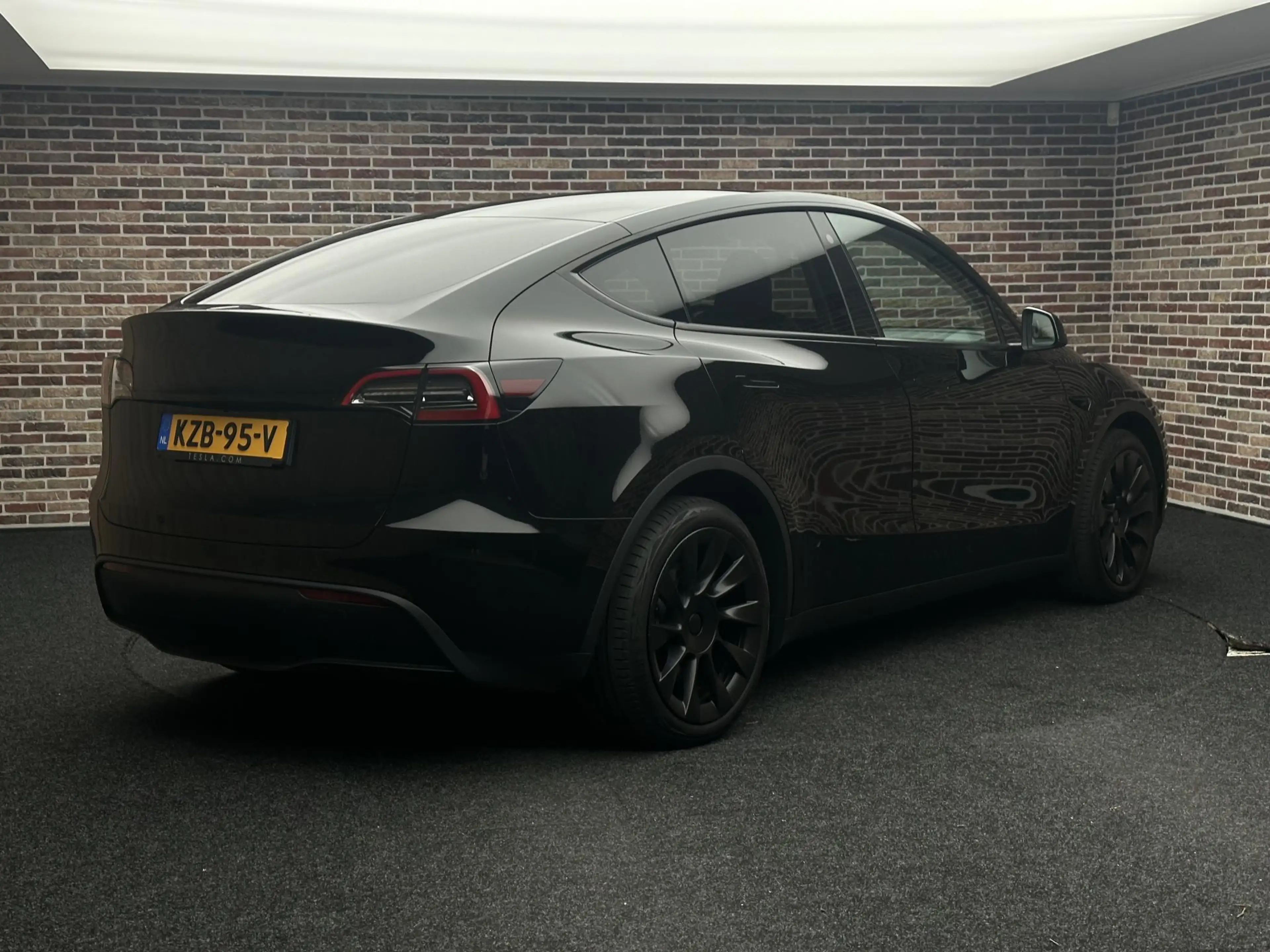 Tesla Model Y Long Range AWD 75 kWh — photo 2
