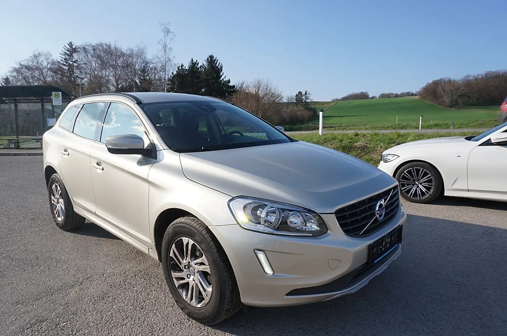 Volvo XC60 D4 Kinetic AWD Geartronic Braun - 2