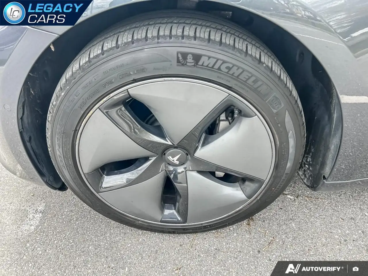 Tesla Model 3 снимка Tesla Model 3