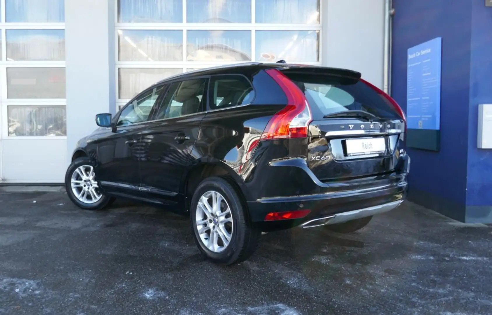 Volvo XC60 D5 AWD Geartronic Summum  LEDER NAVI KAMERA Schwarz - 2
