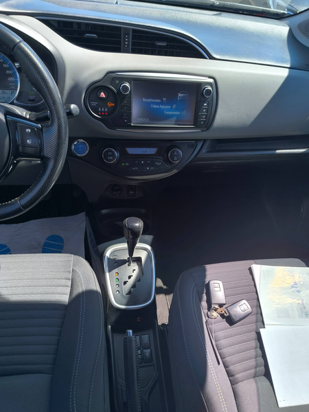 Toyota Yaris Lounge Hybrid — photo 8