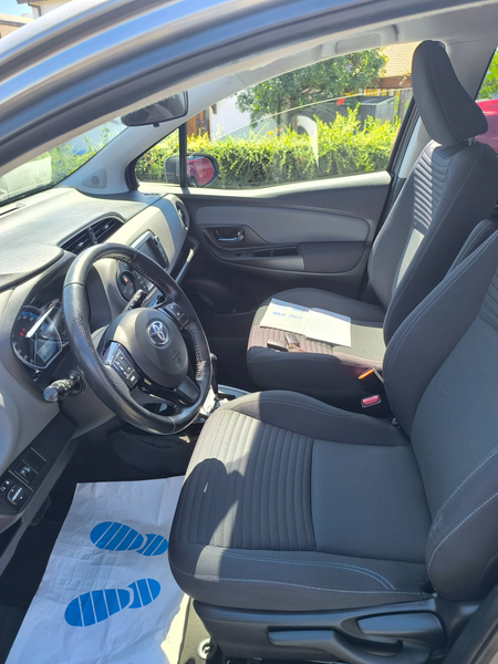 Toyota Yaris Lounge Hybrid — photo 10
