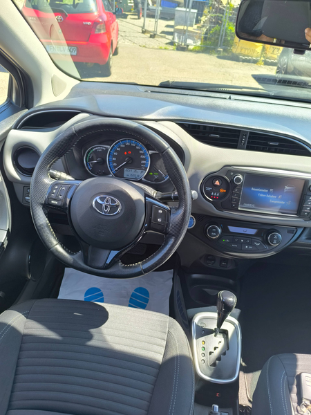 Toyota Yaris Lounge Hybrid — photo 9