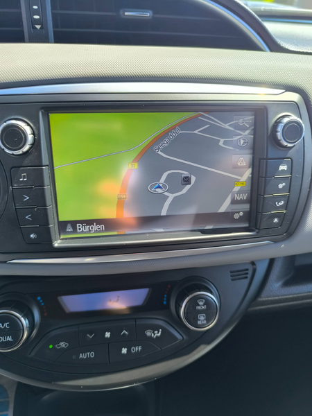 Toyota Yaris Lounge Hybrid — photo 12