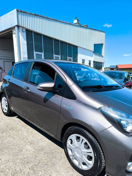 Toyota Yaris Lounge Hybrid — photo 2