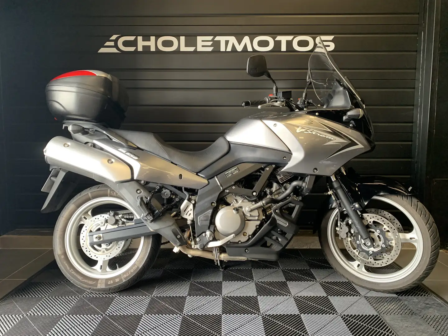Suzuki V-Strom 650 Grau - 1