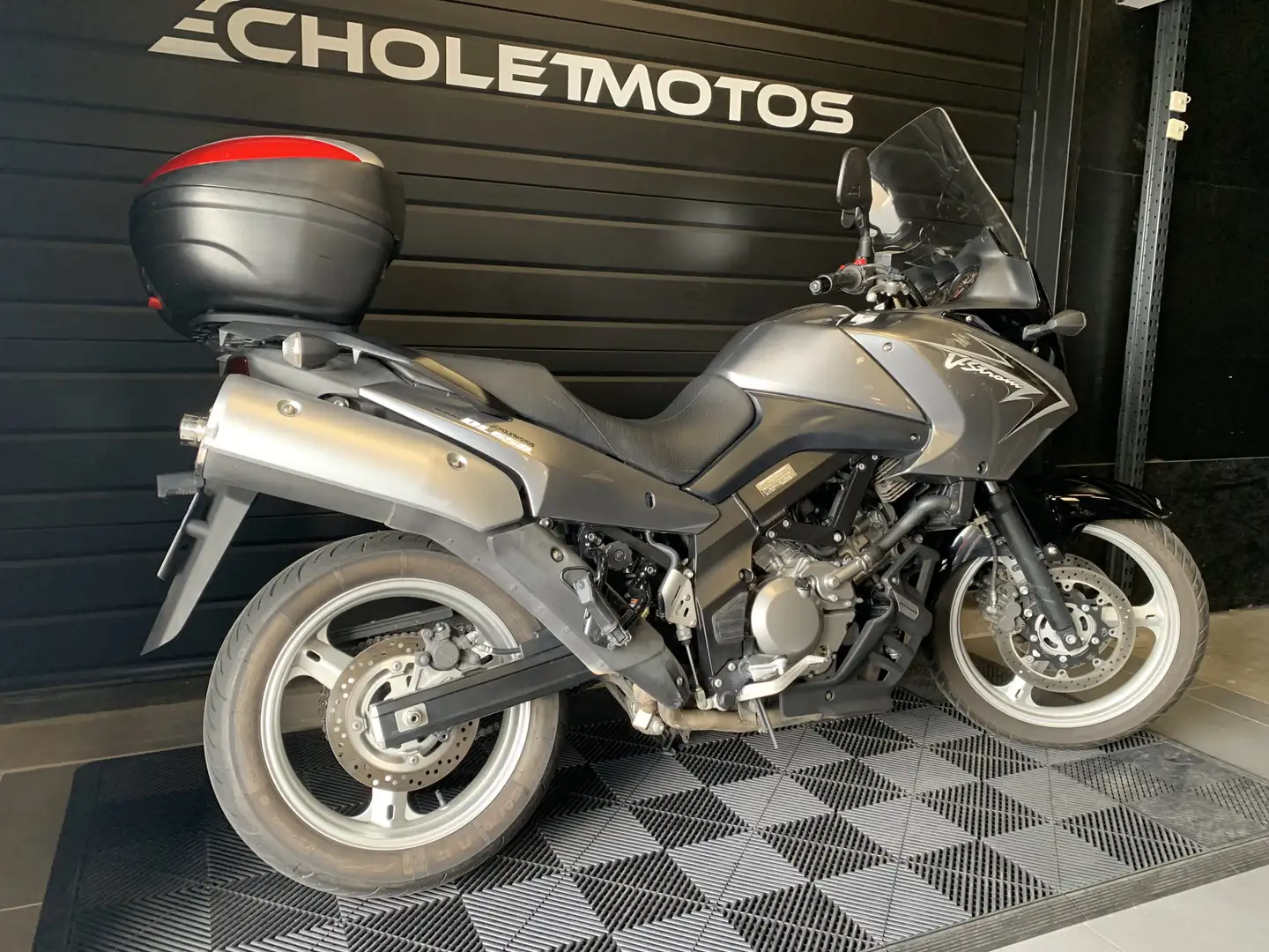 Suzuki V-Strom 650 Grau - 2