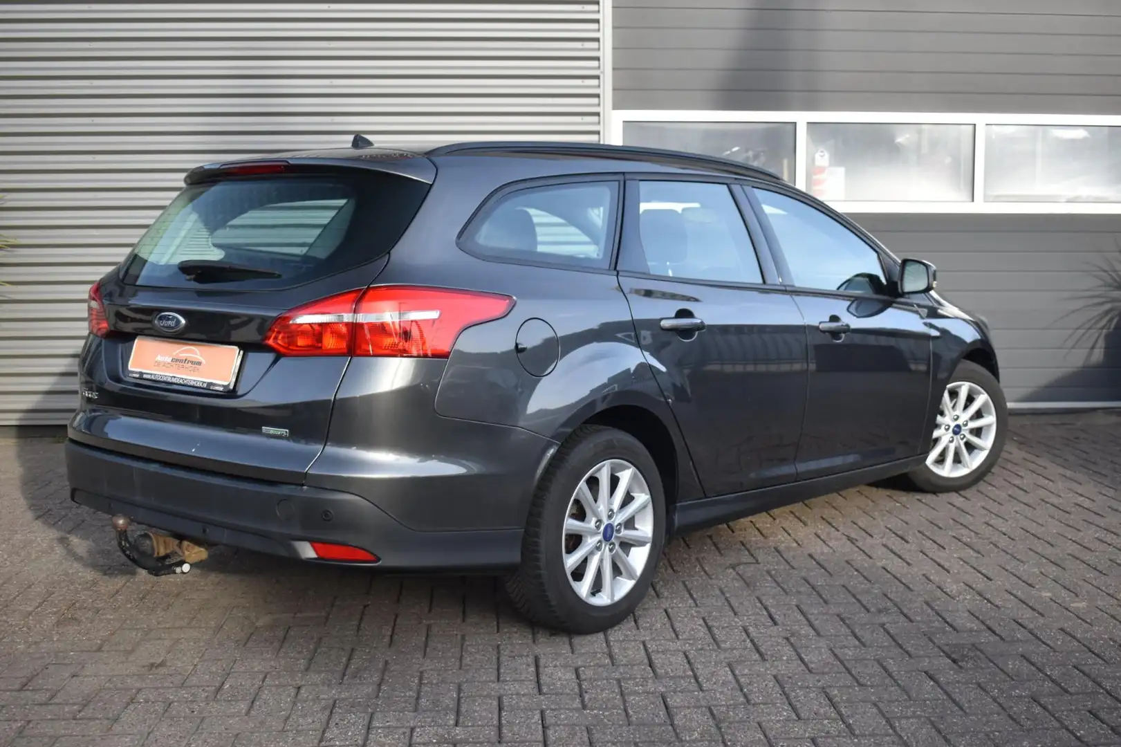 Ford Focus Wagon 1.0 Trend Navi / Cruise / Trekhaak!! Grau - 2