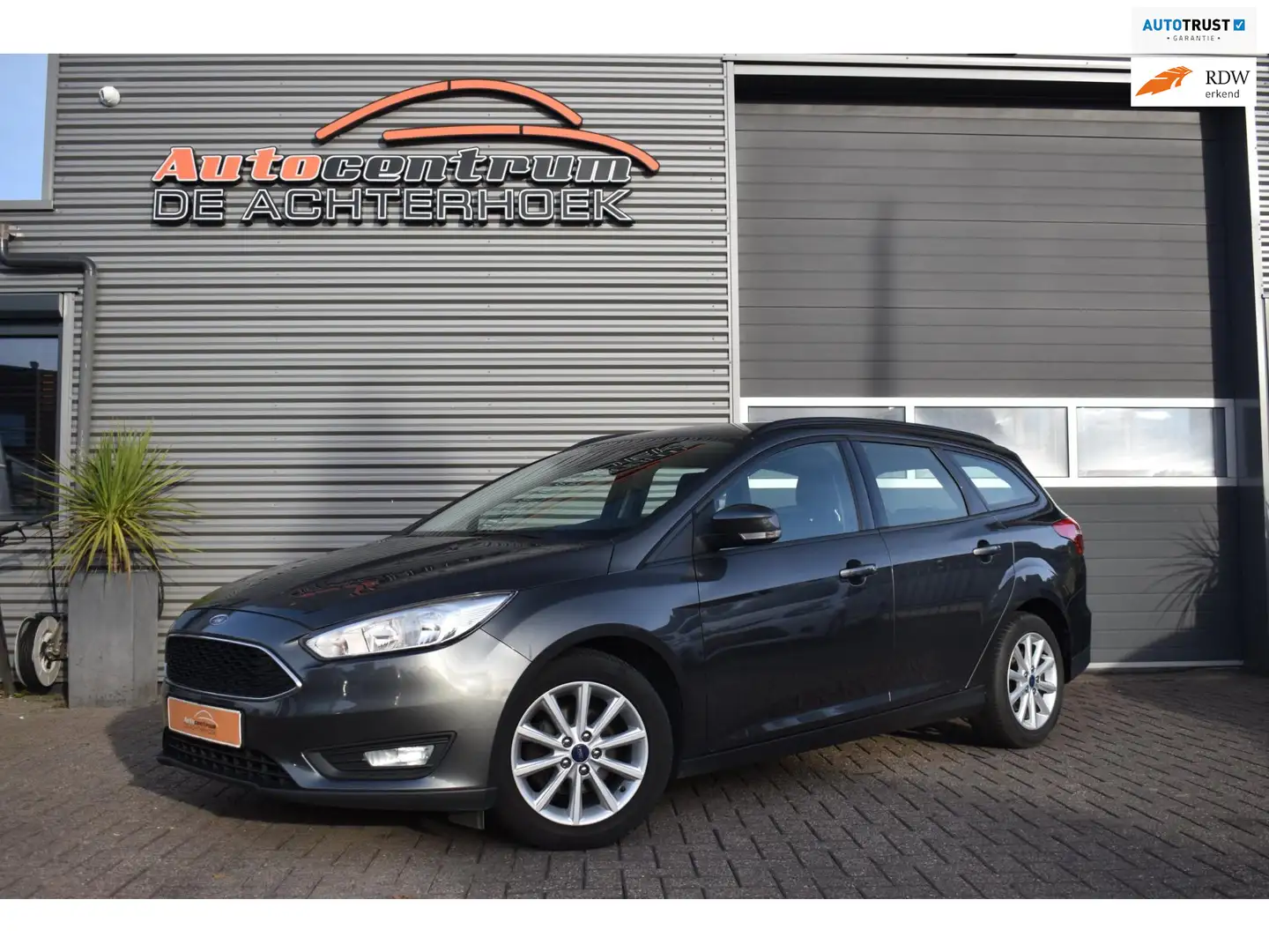 Ford Focus Wagon 1.0 Trend Navi / Cruise / Trekhaak!! Grau - 1