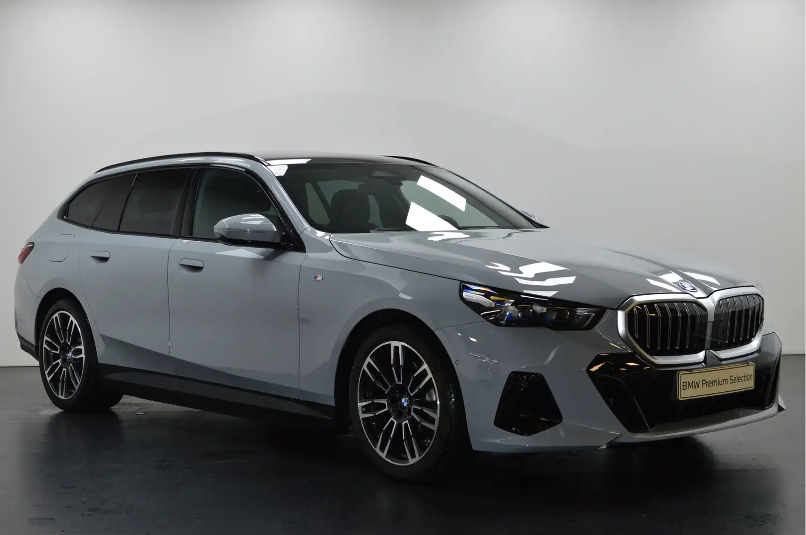 BMW 530 5 Serie Touring 530e M Sport Automaat / Panoramada Grijs - 2