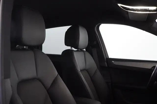 Porsche Macan view 14