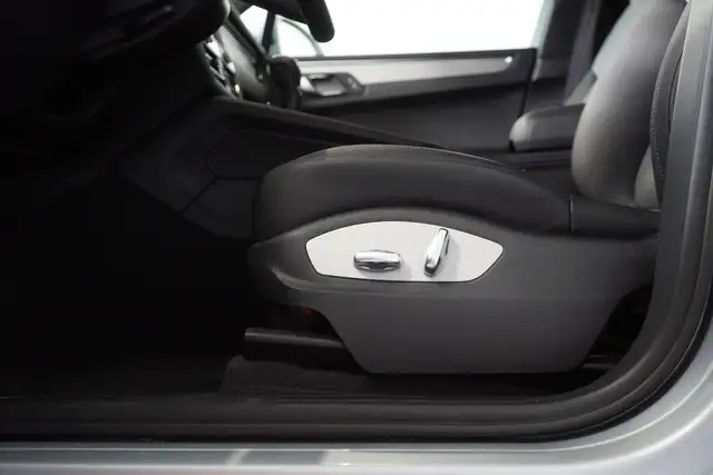 Porsche Macan view 12
