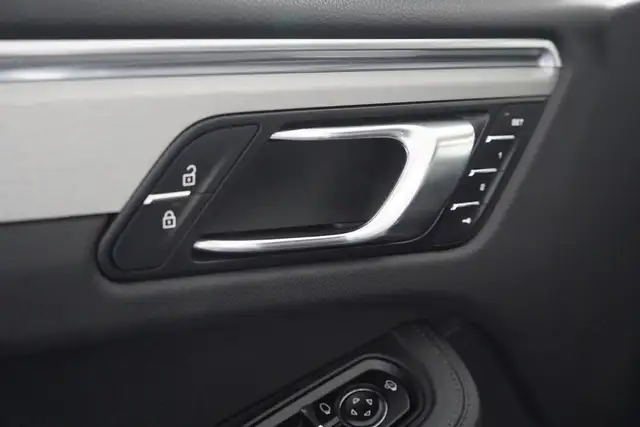 Porsche Macan view 11