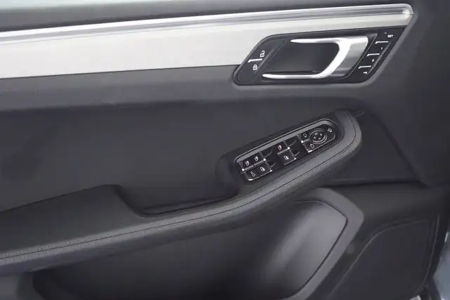 Porsche Macan view 9