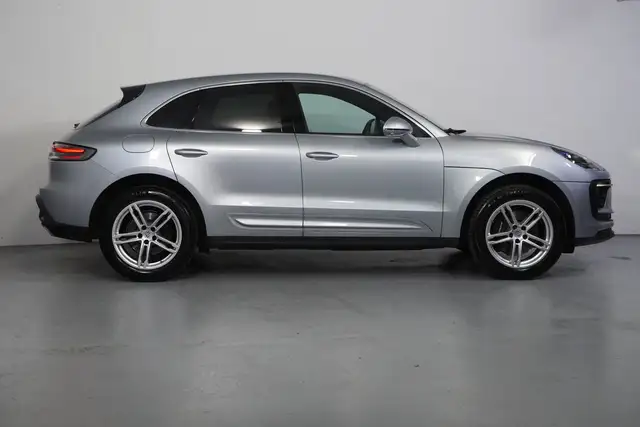 Porsche Macan view 3