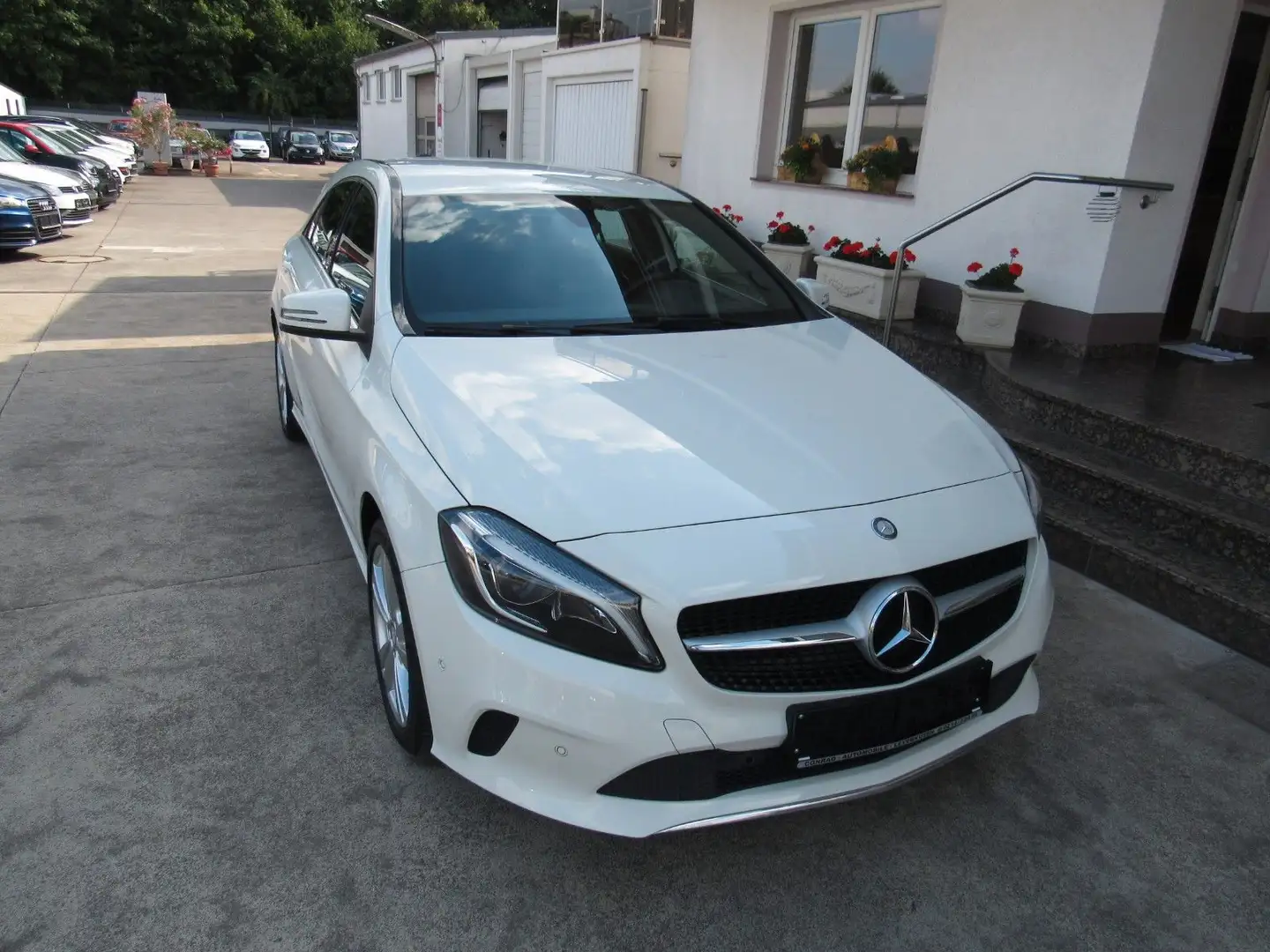 Mercedes-Benz A 180 AUTOMATIK,LEDER,NAVI,SITZHEIZUNG. Blanc - 2