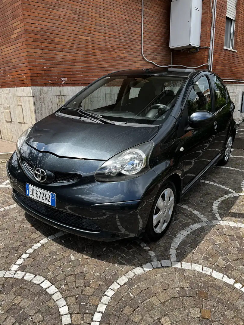 Toyota Aygo Now 1.0 5p Grigio scuro Grigio - 1