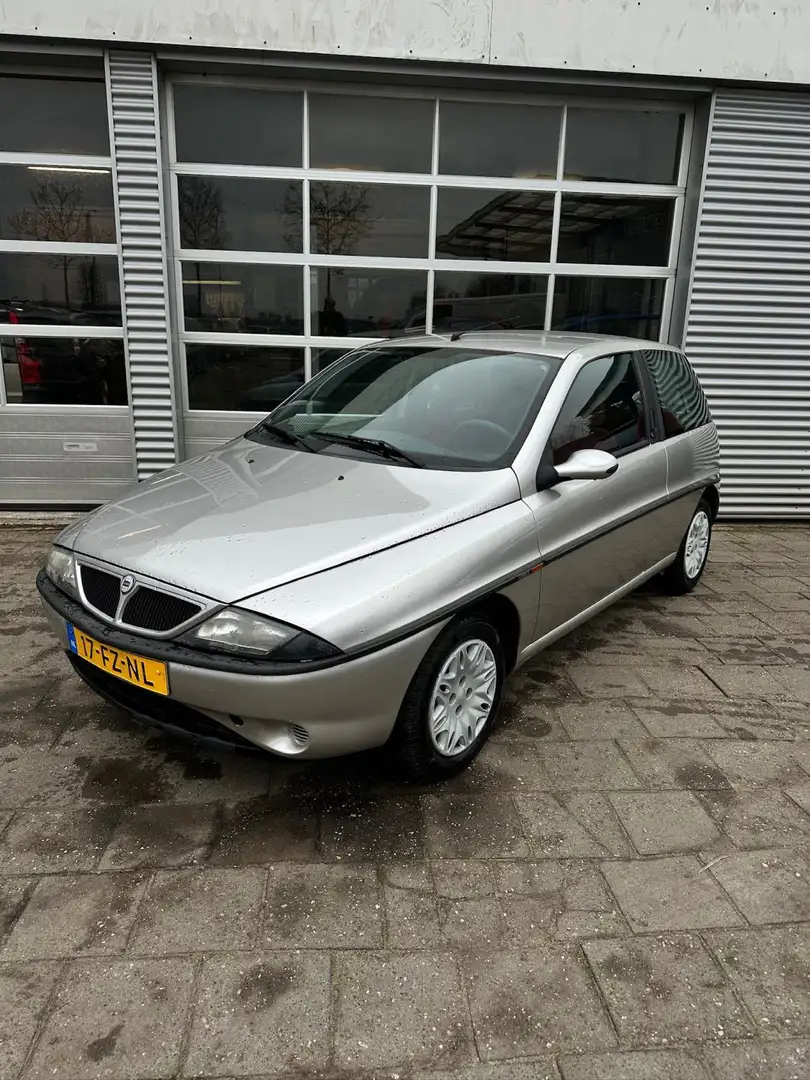 Lancia Ypsilon 1.2 APK 2-2027 Inruil Mogelijk. Grau - 1