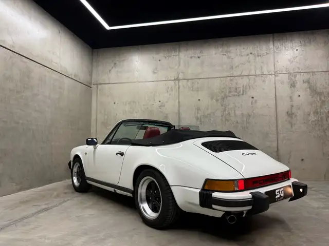 Porsche 911 view 8