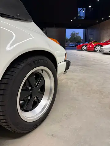 Porsche 911 view 10